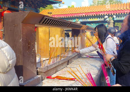 HONG KONG, CHINA - 22. Januar 2017: Nicht identifizierten Personen brennen Räucherstäbchen innerhalb der Wong Tai Sin buddhistischen Tempel in Hong Kong, China zu beten. Stockfoto