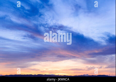 Zukunft, Zeit vergeht, neuer Tag, Himmel, hell blau, Orange und gelbe Farben Sonnenuntergang Sonnenaufgang Stockfoto