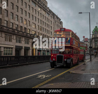 Red London Bus auf der Waterloo Bridge in London.
