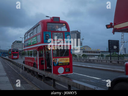 Roten Londoner Busse auf der Waterloo Bridge