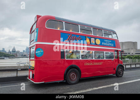 Red London Bus auf der Waterloo Bridge