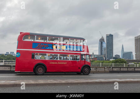 London Transport Double Decker roten Bus auf der Waterloo Bridge