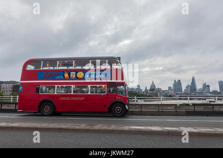 London-Doppeldecker-Bus auf Waterloo Bridge