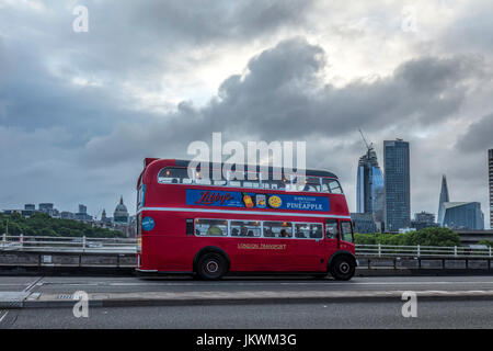 London Red Bus auf Waterloo Bridge