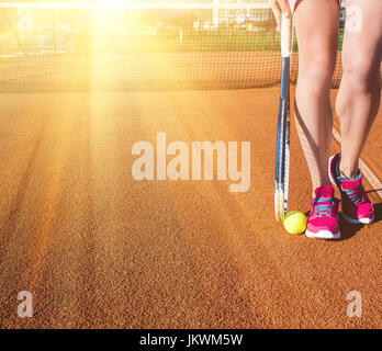 Nahaufnahme Foto von weiblichen Beine mit Tennisschläger Stockfoto