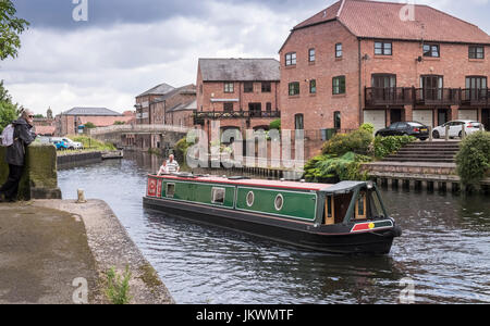 Traditionelle Schiff Boot Reisen auf Fluss Trent, durch der beliebten am Flussufer Gegend von Newark nach Trent, Nottinghamshire, UK Stockfoto