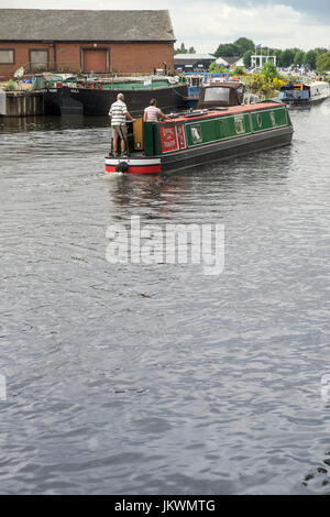 Traditionelle Schiff Boot Reisen auf Fluss Trent, durch der beliebten am Flussufer Gegend von Newark nach Trent, Nottinghamshire, UK Stockfoto