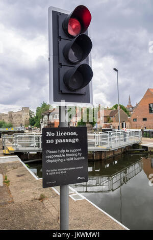 Achtung Hinweise für Boot-Lizenzen am Fluss Trent am Newark Stadt Lock, Newark nach Trent, Nottinghamshire UK Stockfoto