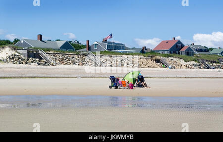 Urlauber entspannen an einem privaten Strand von Cape Cod. Stockfoto