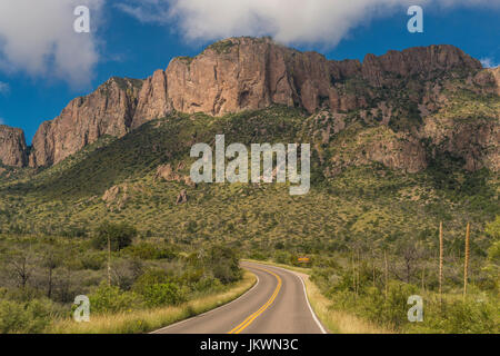 Weg zum Chisos Mountains in Big Bend Nationalpark Stockfoto