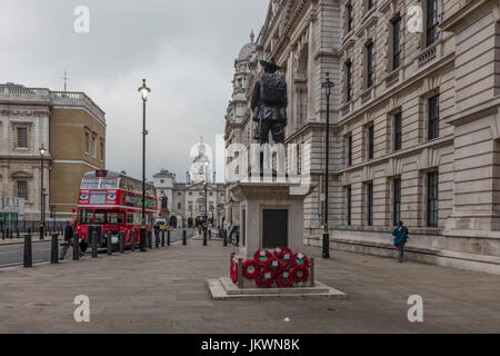 Kränze Ghurka Statue von Red Bus in London Stockfoto