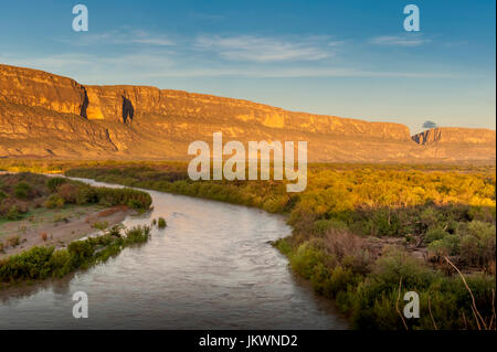 Rio Grande River in Big Bend Nationalpark im frühen Morgenlicht. Stockfoto