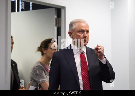 US Attorney General Jeff Sessions wirft ein Fäuste wie er kommt, um eine Rede bei der US-Staatsanwalt in Center City Philadelphia, PA Stockfoto