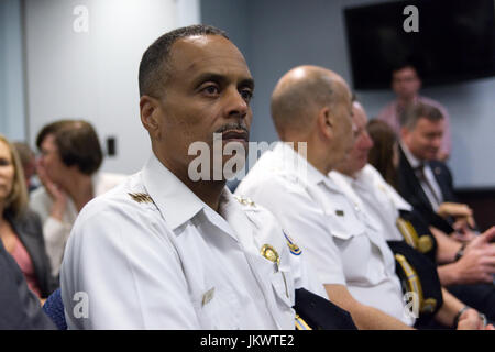 Herr Kommissar Ross wartet zu hören US Attorney General Jeff Sessions spricht im Büro des US-Anwalt im Zentrum der Stadt Philadelphia, PA, am 21. Juli 2017 Stockfoto