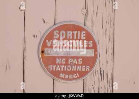 Kein Parkplatz Zeichen im französischen Dorf, Sablet, Provence-Alpes-Côte d ' Azur Stockfoto