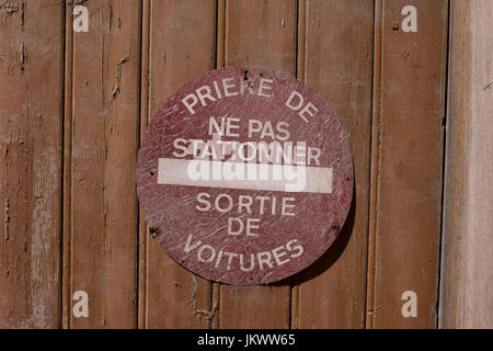 Kein Parkplatz Zeichen im französischen Dorf, Sablet, Provence-Alpes-Côte d ' Azur Stockfoto