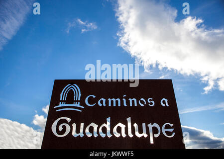 Blechschild Post auf Guadalupe Pilgrimage Weg über blauen Wolkenhimmel Stockfoto