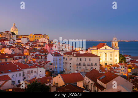 Lissabon Portugal Stadtbild, Blick auf die malerische Alfama Skyline bei Nacht mit der beleuchteten Sao Estevao Kirche, Lissabon Portugal. Stockfoto