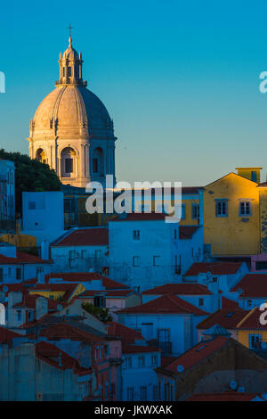 Lissabon Portugal Skyline, Blick auf die Alfama Skyline bei Sonnenuntergang mit der Kuppel des nationalen Pantheon erhebt sich über die Dächer von Lissabon Portugal. Stockfoto