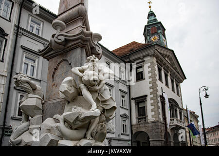 Brunnen vor dem Rathaus Stockfoto