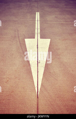 Pfeil auf Straße zeigen Richtung gemalt, angewandte Farbe toning. Stockfoto