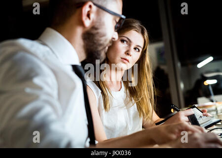 Geschäftsleute im Büro in der Nacht spät arbeiten. Stockfoto