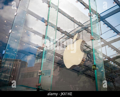 Apple scheint in der Upper West Side Nachbarschaft Apple Store in New York auf Sonntag, 16. Juli 2017. (© Richard B. Levine) Stockfoto