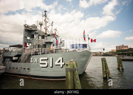 Te stillgelegt ca. 1968 uns Marine IX-514 Hubschrauber Landung Trainer (HLT), jetzt der Baylander wird auf Samstag, 15. Juli 2017 angedockt an den Piers von Harlem in New York gesehen. Die 131 Fuß Schiff diente als eine Ausbildungsplattform für Hubschrauber Landungen. Das Schiff wird derzeit als ein Trainingslager verwendet, um die verschiedenen New Yorker Wasserwege zu studieren. (© Richard B. Levine) Stockfoto