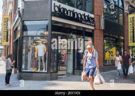 Bloomingdale's The Outlet Store im Stadtteil Upper West Side von New York auf Sonntag, 16. Juli 2017.  Der Laden verkauft Discount Ware besser mit off Einzelhändler wie TJ Maxx zu konkurrieren. (© Richard B. Levine) Stockfoto