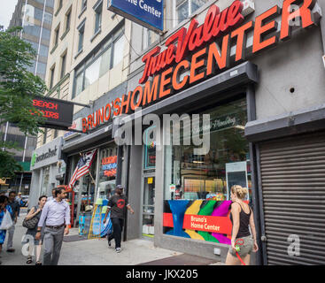 Brunos Home Center, ein Mitglied der Genossenschaft Wahrheitswert, in Downtown Brooklyn in New York am Dienstag, 11. Juli 2017. Die Genossenschaft der Hauptverbesserung speichert, Wahrheitswert, mit über 4000 Mitgliedern wird berichtet, dass einen Verkauf für sich in Betracht ziehen, der Kette an $ 800 Millionen Wert legen könnte. (© Richard B. Levine) Stockfoto