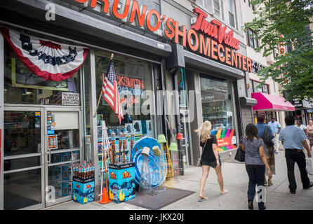 Brunos Home Center, ein Mitglied der Genossenschaft Wahrheitswert, in Downtown Brooklyn in New York am Dienstag, 11. Juli 2017. Die Genossenschaft der Hauptverbesserung speichert, Wahrheitswert, mit über 4000 Mitgliedern wird berichtet, dass einen Verkauf für sich in Betracht ziehen, der Kette an $ 800 Millionen Wert legen könnte. (© Richard B. Levine) Stockfoto