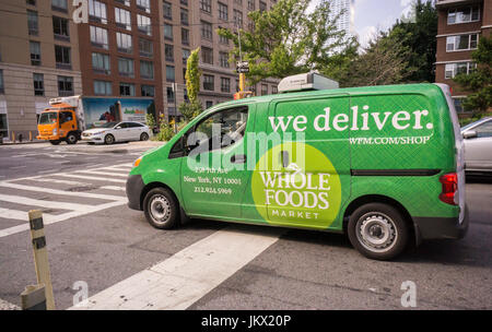 Ein Whole Foods Market Lieferwagen im Stadtteil Chelsea in New York auf Montag, 17. Juli 2017. Amazon kauft Whole Foods Market in einem Abkommen Wert $ 13,7 Milliarden. (© Richard B. Levine) Stockfoto