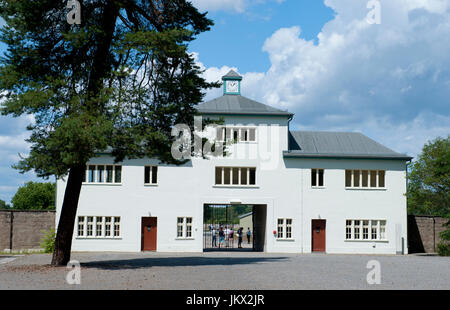 Torhaus am Eingang zum KZ Sachsenhausen, Oranienburg, Deutschland Stockfoto