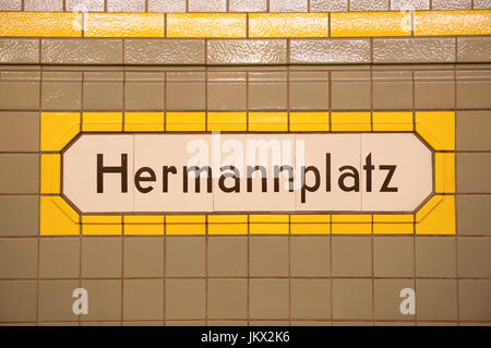 Innenbereich Schilder für Hermannplatz U-Bahnstation, Berlin, Deutschland Stockfoto