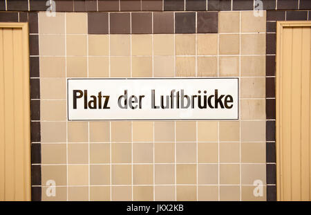 Inneren Beschilderung für Platz der Luftbrucke U-Bahn Station, Berlin, Deutschland Stockfoto