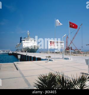 Ein Kreuzfahrtschiff Liegt Im Hafen von Kusadasi, Ägypten 1980er Jahre. Ein Kreuzfahrtschiff im Hafen von Kusadasi, Türkei der 1980er Jahre. Stockfoto