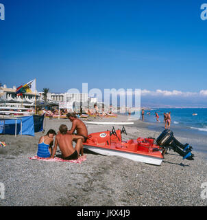 Bin Badestrand von Roquetas de Mar an der Costa Del Sol, Spanien 1980er Jahre. In Roquetas de Mar Strand, Spanien der 1980er Jahre. Stockfoto