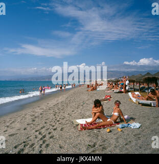 Bin Badestrand von Roquetas de Mar an der Costa Del Sol, Spanien 1980er Jahre. In Roquetas de Mar Strand, Spanien der 1980er Jahre. Stockfoto