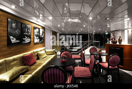 BELGRAD, Serbien, 11 SEP 2015: luxuriöse Interieur des Restaurant auf Schiff "Amadeus Silver II". Fluss-Rest und Mahlzeiten für Touristen auf Amadeus Silver II b Stockfoto