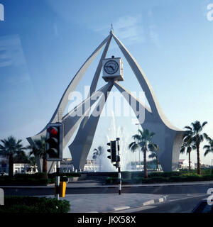 Archivmaterial Uhrturm in Dubai in Den Arabischen Emiraten, Südwestasien 1980er. Moderner Uhrturm in Dubai in den Vereinigten Arabischen Emiraten der 1980er Jahre. Stockfoto