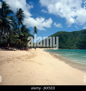 Touristen bin Reduld Beach, St. Lucia 1980er Jahre. Touristen am Reduld Beach, St. Lucia der 1980er Jahre. Stockfoto