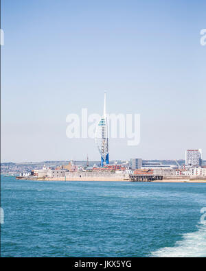 Spinnaker Tower und Old Portsmouth am Eingang zum Hafen von Portsmouth von Spithead gesehen Stockfoto