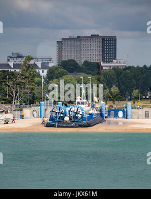 Eines der beiden Hovercraft von Hovertravel zwischen Southsea und Ryde, am Strand von Southsea betrieben. Stockfoto