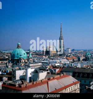 Blick Auf die Peterskirche Und Den Stephansdom in Wien, Österreich-1980er-Jahre. Blick auf St. Peter Kirche und Kathedrale St. Stephan in Wien der 1980er Jahre. Stockfoto