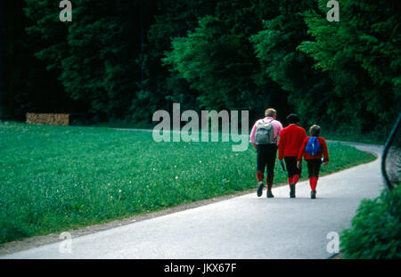 Eine Familie Beim Wandern Im Altmühltal, Deutschland 1980er Jahre. Eine Familie wandert durch Altmühltal Tal, Deutschland der 1980er Jahre. Stockfoto