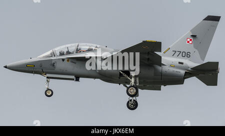 TORINO CASELLE Flughafen - 19. Juli 2017: Leonardo Aircraft, Aermacchi MB346 MT55226 polnische Luftwaffe während einer Pilotenausbildung am Flughafen von Turin. Militärische Stockfoto