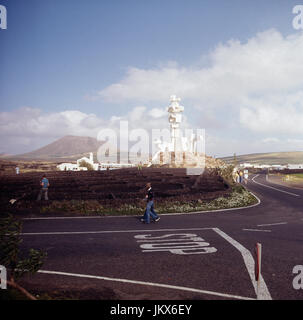 Straße Beim Monumento al Campesino, Bei der Bucht von El Golfo Auf der Kanarischen Insel Lanzarote, Spanien 1980er Jahre. Straße in der Nähe der Denkmal al Campesino in der Nähe der Bucht von El Golfo im Südwesten der Kanarischen Insel Lanzarote, Spanien der 1980er Jahre. Stockfoto