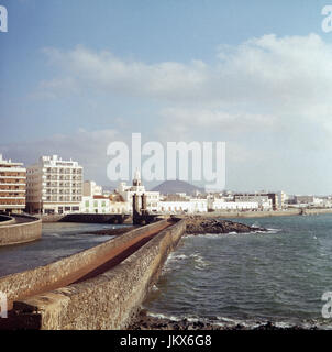 Blick Auf Das Hotel Miramar in Arrecife Auf der Kanarischen Insel Lanzarote, Spanien 1980er Jahre. Blick auf das Hotel Miramar in Arrecife, der Hauptstadt der Kanarischen Insel Lanzarote, Spanien der 1980er Jahre. Stockfoto