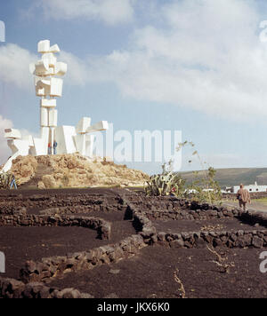 Das Monumento al Campesino, Bei der Bucht von El Golfo Auf der Kanarischen Insel Lanzarote, Spanien 1980er Jahre. Das Denkmal al Campesino in der Nähe der Bucht von El Golfo im Südwesten der Kanarischen Insel Lanzarote, Spanien der 1980er Jahre. Stockfoto