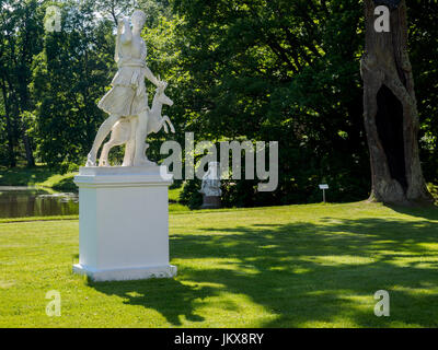 Sankt Petersburg, Russland - 21. Juli 2017.  Skulptur in der unteren Park Oranienbaum Schloss- und Parkkomplex Stockfoto